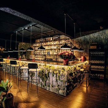 Cadre chic idéal pour soirée conviviale, romantique ou découverte œnologique.