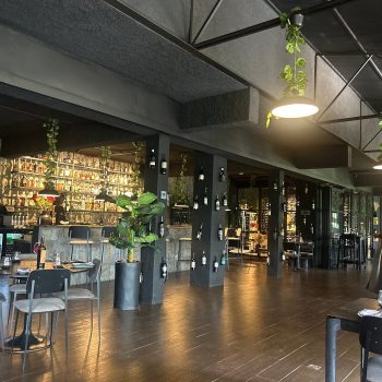 Cuisine raffinée accompagnée d’une sélection de vins pour dégustation élégante.