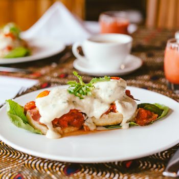 Cuisine fusion internationale préparée avec produits fermiers, cocktails créatifs et vins sélectionnés.