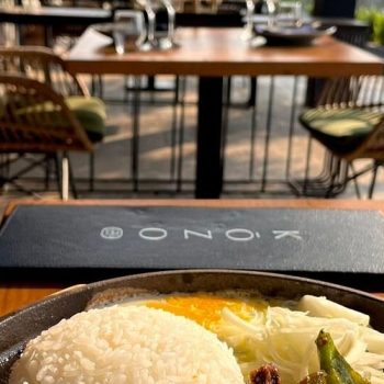 Expérience gastronomique asiatique moderne pour repas entre proches.