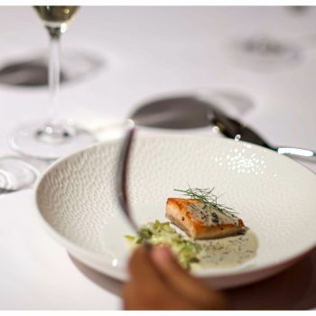 Expérience gastronomique premium ouverte en 2024 avec vue panoramique sur la ville.