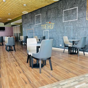 Vue panoramique exceptionnelle sur la ville avec cuisine internationale aux touches rwandaises.