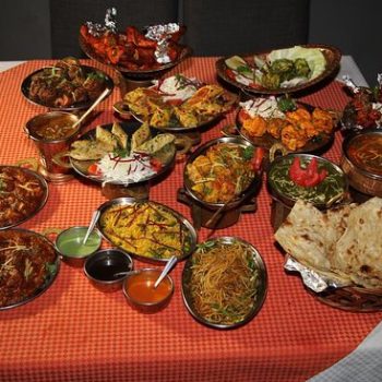 Ambiance chaleureuse et saveurs traditionnelles de l’Inde.